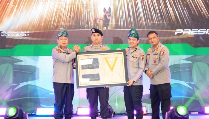 Anugerah Medali dari Kapolri untuk seekor Anjing Pelacak K9