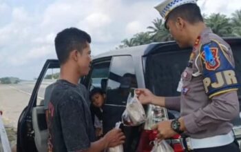 Polantas Menyapa dan Jum’at Barokah, Ditlantas Polda Riau Edukasi Keselamatan di Tol Permai