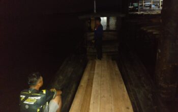 Satpolairud Polres Siak Bongkar Ilegal Logging di Perairan Mengkapan, Satu Pelaku Diamankan
