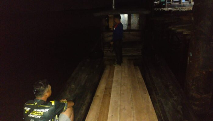 Satpolairud Polres Siak Bongkar Ilegal Logging di Perairan Mengkapan, Satu Pelaku Diamankan