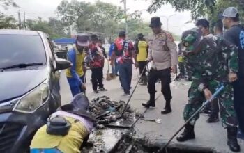 Sambut Ramadan, Pasar Selasa Panam Dibersihkan, Kapolsek Binawidya Turun Tangan