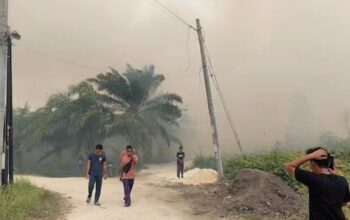 Asap Karhutla Kepung Permukiman di Rimbo Panjang Kampar, Warga Mulai Sesak Napas