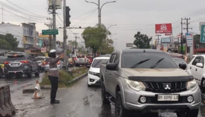 Diguyur Hujan, Ditlantas Polda Riau Tetap Siaga Urai Kemacetan di Pekanbaru
