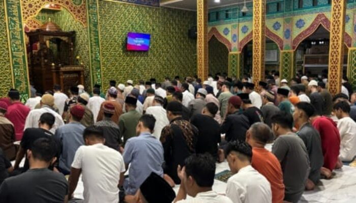 Malam Pertama Ramadan, Ratusan Warga Binaan Lapas Pekanbaru Khusyuk Jalani Tarawih