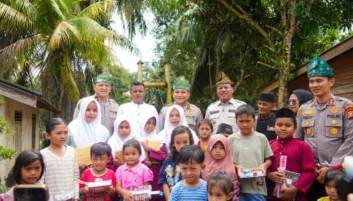 Demi Akses Aman Pelajar, Kapolda Riau Kawal Pembangunan Jembatan di Pucuk Rantau