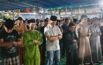 Pererat Kebersamaan, Kalapas dan Jajaran Tarawih Bersama Ratusan Warga Binaan