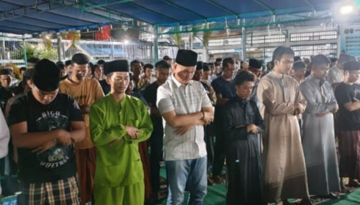Pererat Kebersamaan, Kalapas dan Jajaran Tarawih Bersama Ratusan Warga Binaan