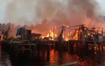 Diduga Korsleting Listrik, 15 Rumah Warga Hangus Terbakar di Inhil