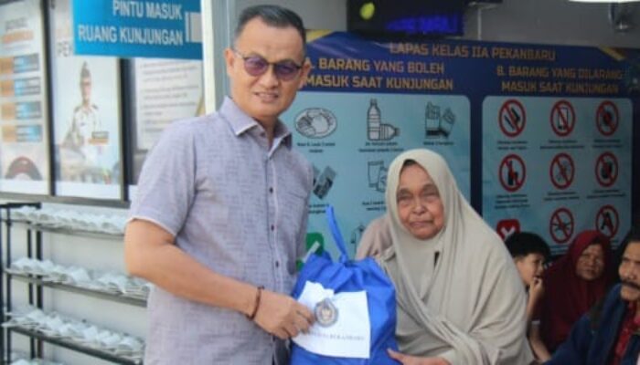 Lapas Kelas IIA Pekanbaru Bagikan Sembako untuk Keluarga Warga Binaan