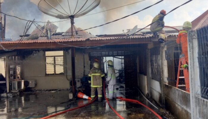 Kebakaran Hebat Landa Asrama Polisi di Pekanbaru, Dua Rumah Dinas Ludes Terbakar