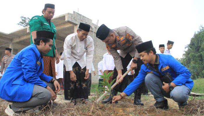 Gerakan Santri Hijau di Rengat Barat, Kapolres Inhu Perkuat Green Policing