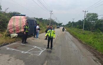 Mobil Tahanan Polsek Mandau Terguling Saat Bawa 14 Tahanan ke Lapas Bengkalis