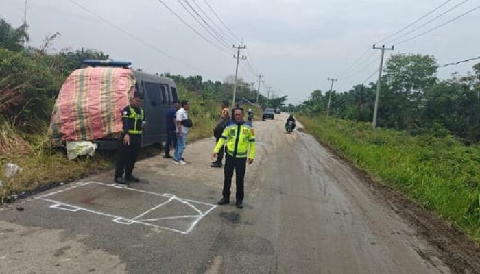 Mobil Tahanan Polsek Mandau Terguling Saat Bawa 14 Tahanan ke Lapas Bengkalis