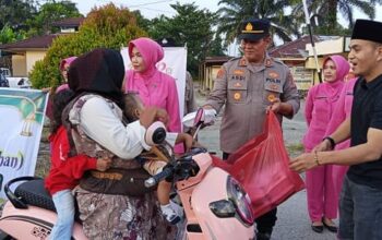 Hangatkan Ramadhan, Polsek Kampar Bersama Bhayangkari Berbagi 100 Paket Takjil