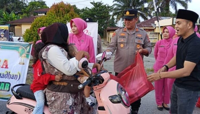 Hangatkan Ramadhan, Polsek Kampar Bersama Bhayangkari Berbagi 100 Paket Takjil