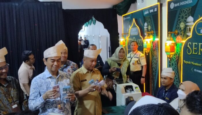 Berburu Uang Baru untuk THR, Warga Serbu Layanan Penukaran BI Riau